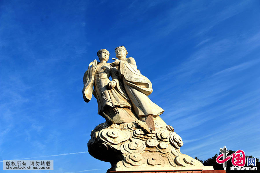 梁祝塑像。在河南省汝南縣，處處都能見到以梁祝為主題的塑像、雕刻等，梁祝傳説在當地深入人心。中國網圖片庫 孫凱/攝
