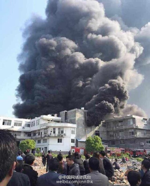 浙江温岭一工厂发生火灾 浓烟滚滚