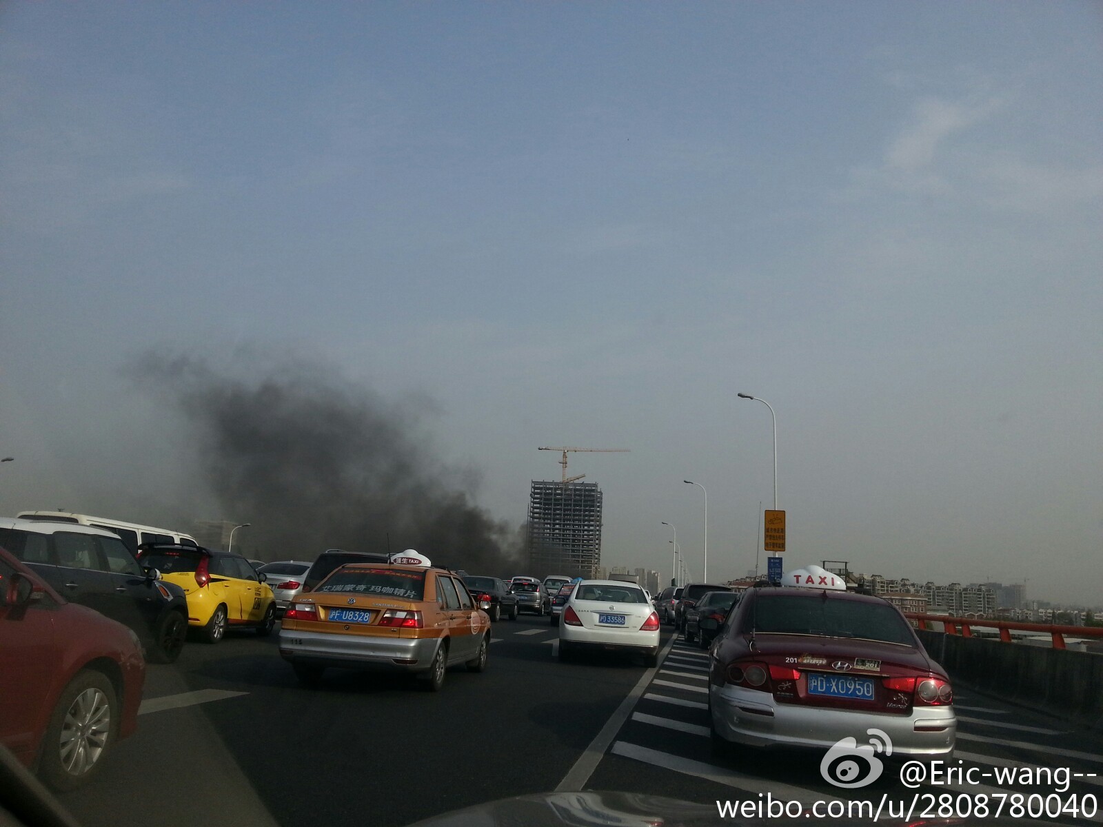 上海：京东货车着火 伴有爆炸声