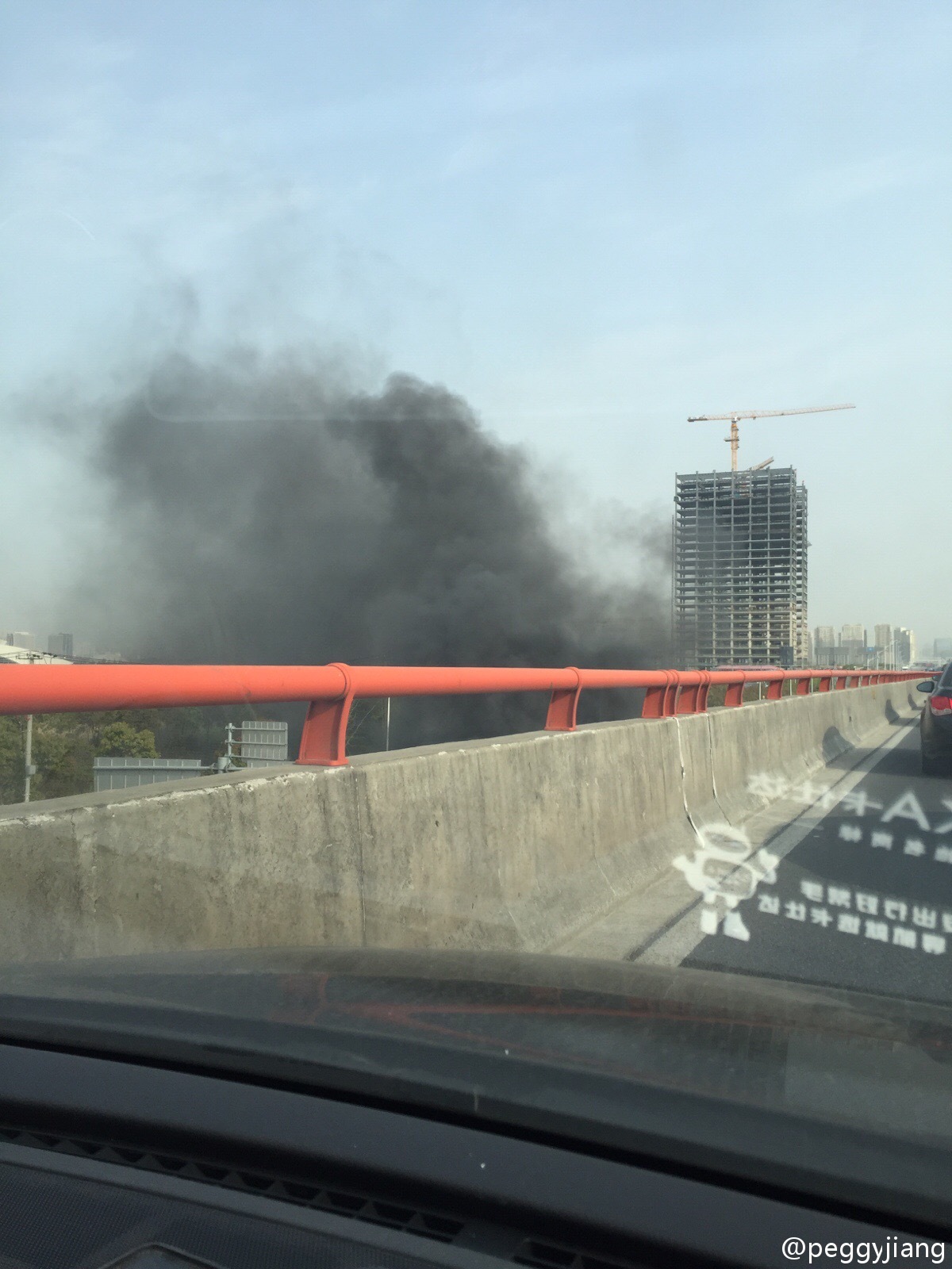 上海：京东货车着火 伴有爆炸声