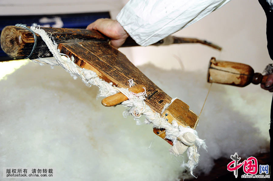 图为传统弹花匠使用的弹弓与箭锤。中国网图片库 饶国君/摄 