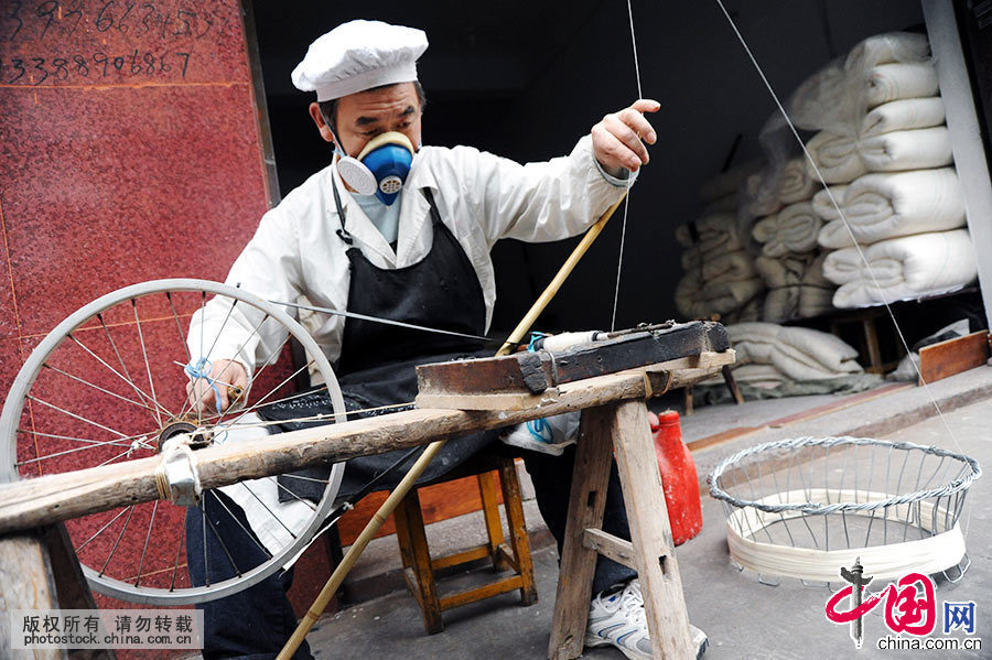 王定民在运用传统手艺人工纺线。中国网图片库 饶国君/摄 