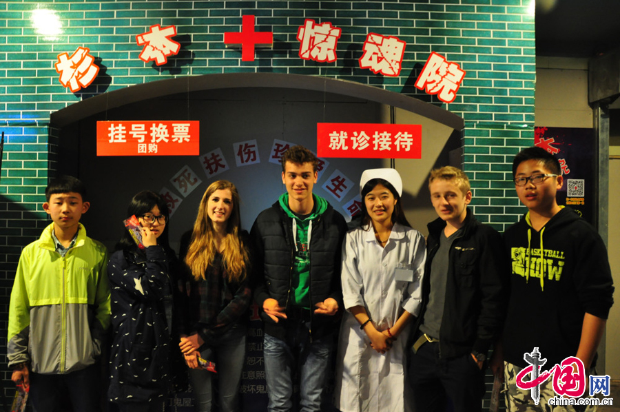 4月18日，一家以恐怖为主题的“医院”亮相聊城新东方尚街，吸引外国友人前来参加。 中国网图片库 许文豪摄影