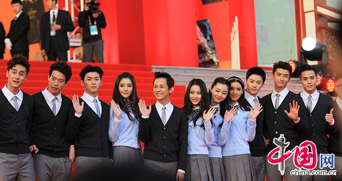 第五届北京国际电影节红毯迎来了史上“最青春”剧组，何炅首次以导演身份携新作《栀子花开》的众位主创亮相。中国网记者 吴婧摄影