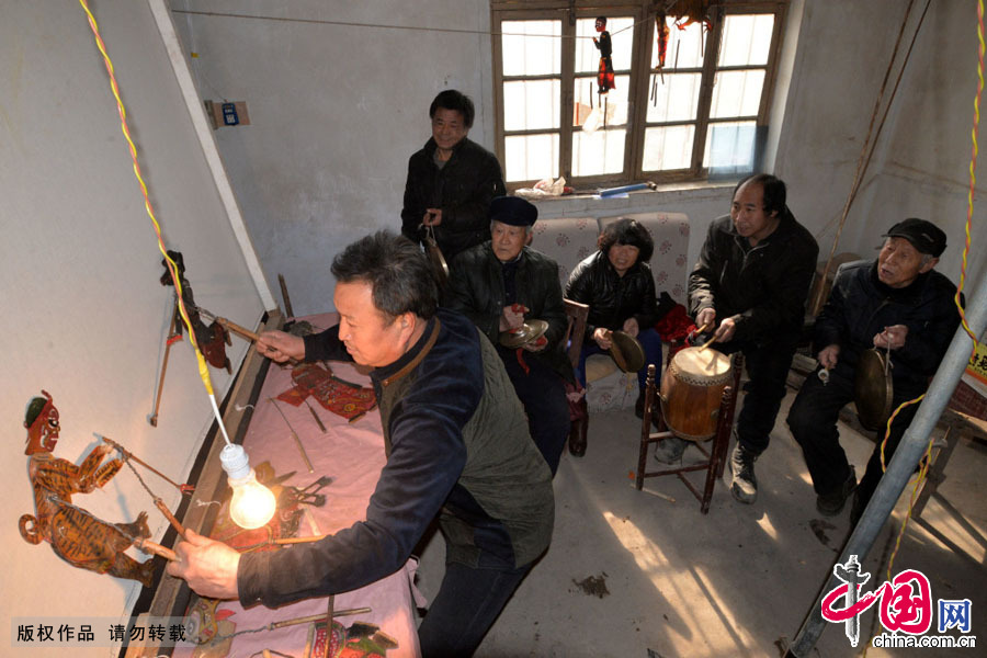 2月1日，申國瑞在創辦的皮影戲班緊張地排練皮影戲來迎接下一場演出，也在有意識的培養下一個接班人。中國網圖片庫 郝群英攝 