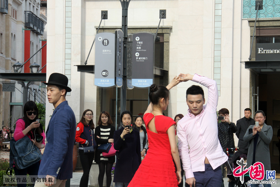  从3月25日至5月3日，一场融合了创意英伦盛典、英伦风尚精品、地道英伦美食、英伦街头艺术的“非凡英国”时尚季在这里拉开序幕。中国网 吴爱凤摄影 