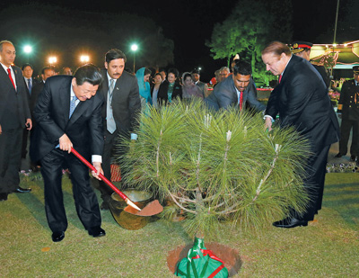 习近平与巴基斯坦总理谢里夫种植友谊树
