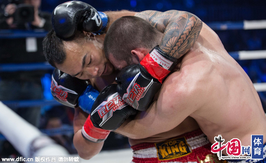 昆仑决国家散打队队长遭KO 获胜对手竟下跪致