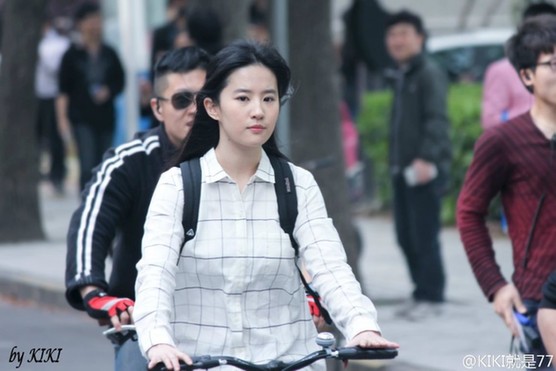 刘亦菲清纯造型校园骑单车 吴亦凡帅气打棒球
