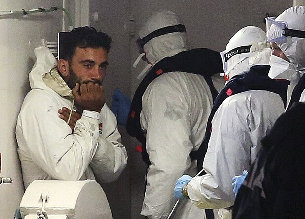 遇难移民船船长微笑看尸体抬下船( 02 / 6 )