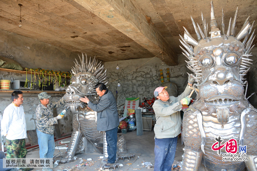 吉林农民手工打造2米多高半吨重钢铁麒麟(图)