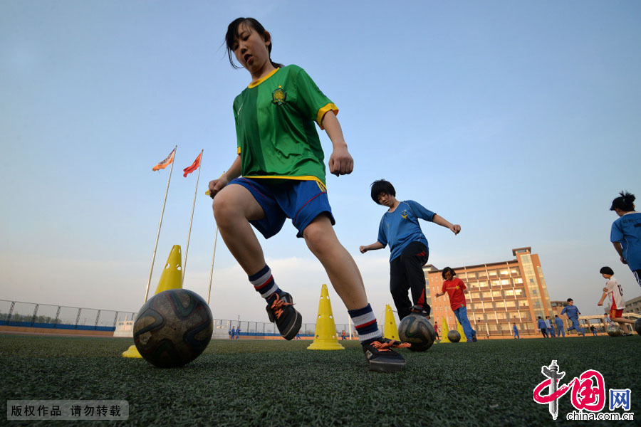  據邯鄲市第一中學的相關負責人介紹，女孩子同樣也需要強健的體魄和堅毅的品質，基於這種考慮，學校成立了女子足球隊。中國網圖片庫 郝群英攝 