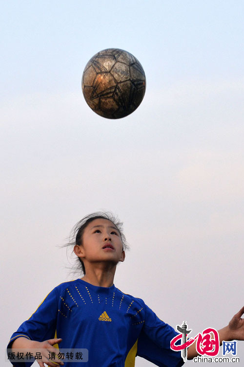  球队中有小学生、初中生和高中生，最大的18岁，最小的9岁，学校将她们分为小学组、初中组、高中组三个梯队。中国网图片库 郝群英摄 