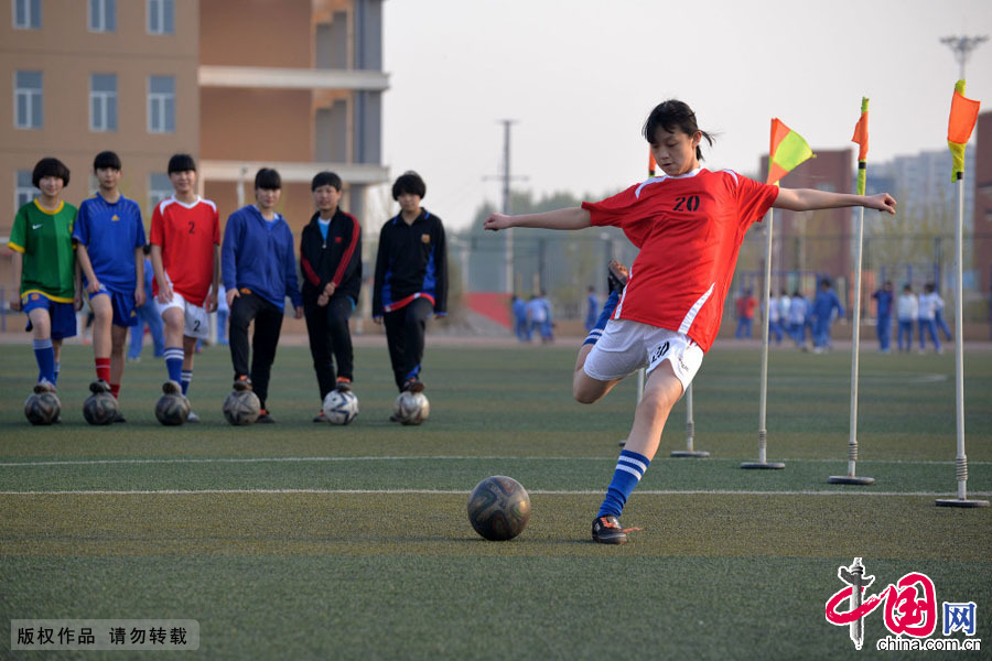 球隊每年都會從小學生裏進行人才選拔，能夠通過初次選拔的孩子往往有很多，但最終只有少數人能夠堅持下去。中國網圖片庫 郝群英攝 