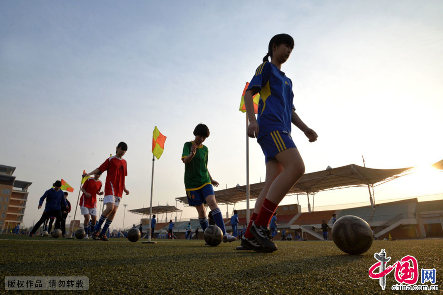  邯郸市一中女子足球队于2005年成立，起初只是各个班级里对足球有兴趣的学生，大多是没有基础，而且已经是高中生。后来，加入足球队的女孩才渐渐多了起来。中国网图片库 郝群英摄 