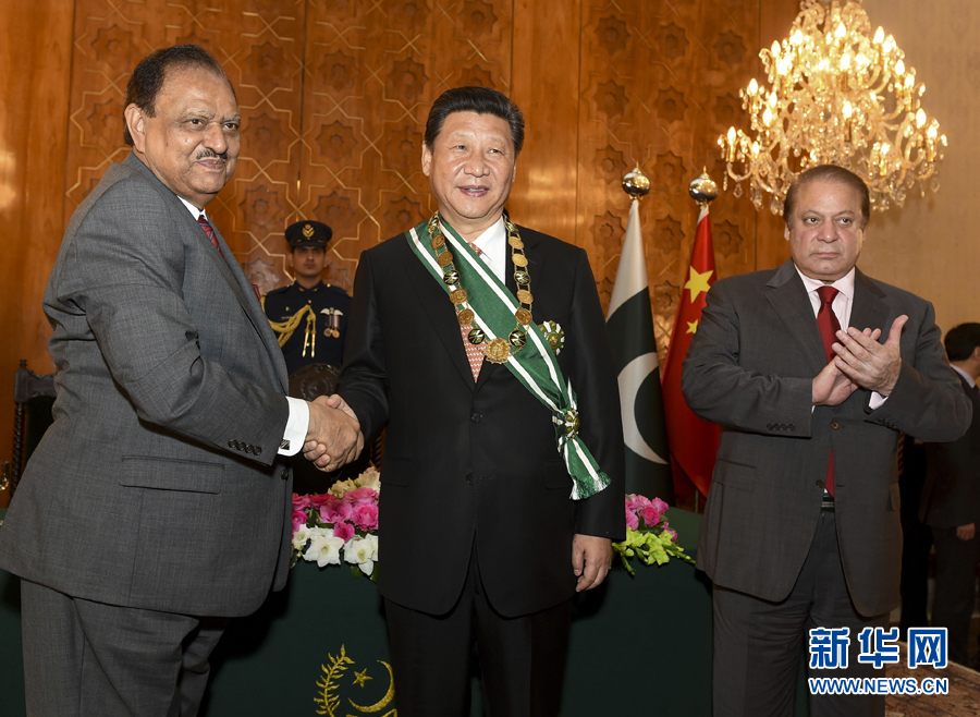 习近平会见巴基斯坦总统侯赛因 获授“巴基斯坦勋章”