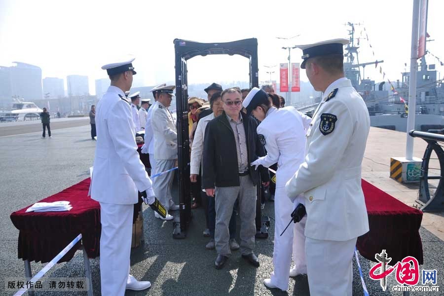  4月23日，登艦參觀的市民需經過嚴格的安檢環節，易燃易爆危險品、軟硬包裝飲料和各種提包、背包、挎包一律禁止攜帶登艦。中國網圖片庫 李倩攝
