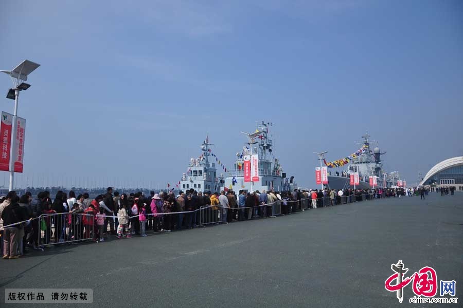  4月23日當天約有數千名青島市民登上哈爾濱艦參觀。中國網圖片庫 李倩攝