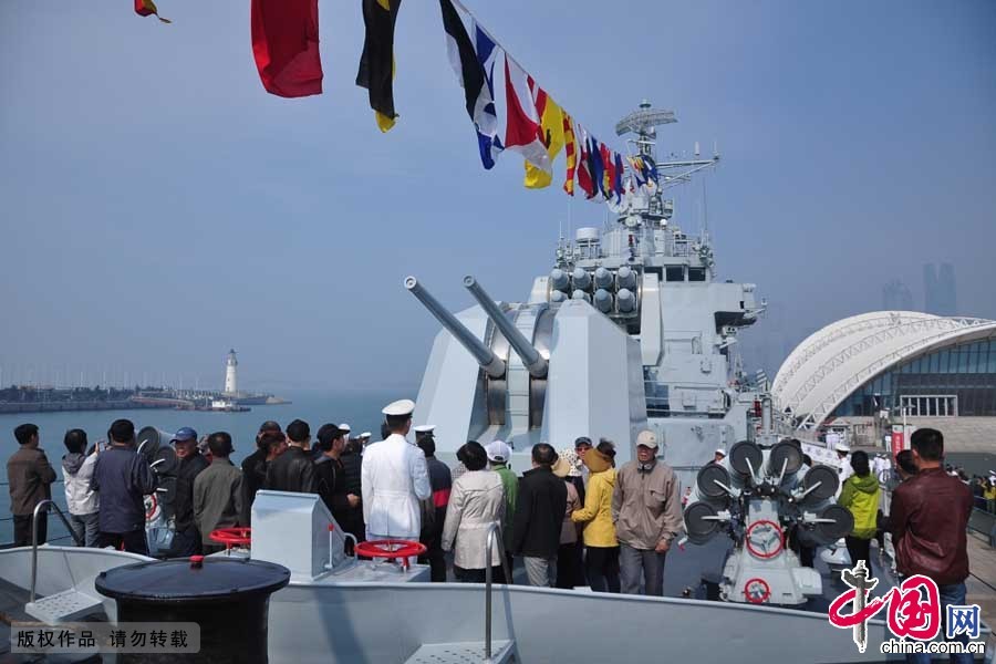  4月23日，青島市民登上哈爾濱艦參觀。中國網圖片庫 李倩攝