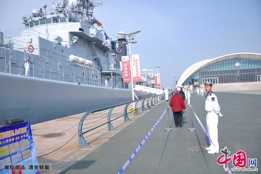 登艦參觀的市民需經過嚴格的安檢環節，易燃易爆危險品、軟硬包裝飲料和各種提包、背包、挎包一律禁止攜帶登艦。中國網圖片庫 李倩攝