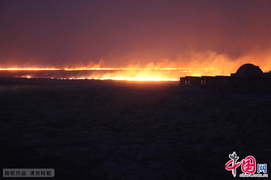 4月22日，大火在國境線周圍燃燒。中國網圖片庫