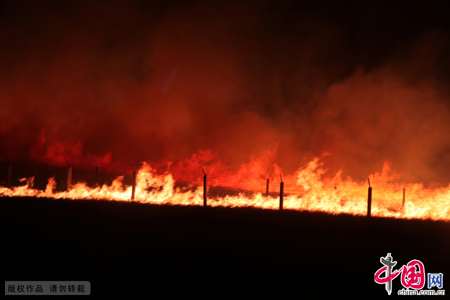 4月22日，大火在國境線周圍燃燒。中國網圖片庫