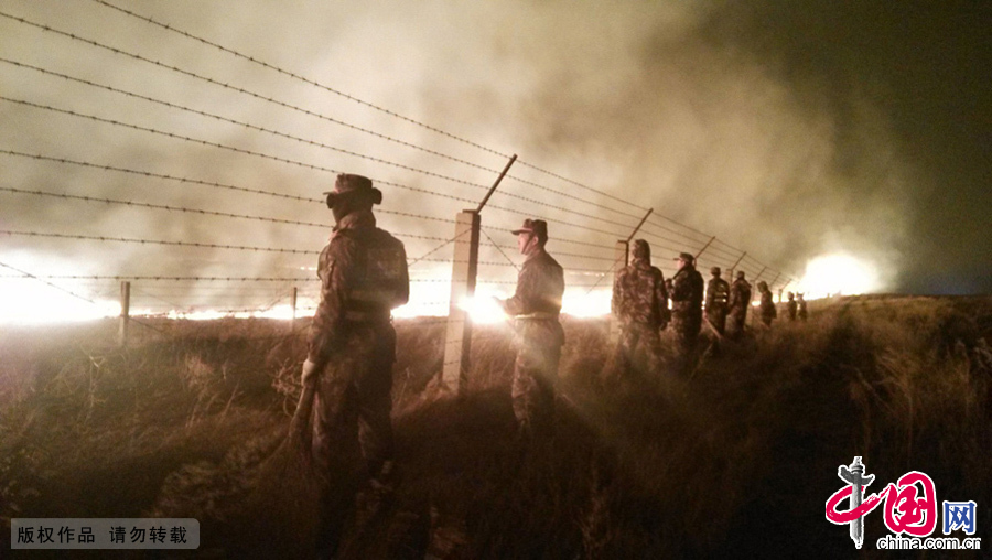 4月22日，內蒙古呼倫貝爾邊防支隊官兵嚴密監視邊境火情，隨時準備投入戰鬥。中國網圖片庫 