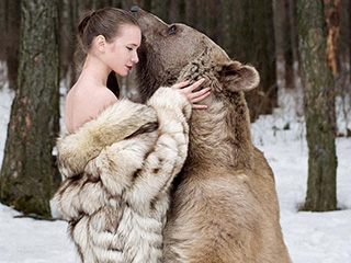 俄罗斯明星棕熊配合模特拍大片