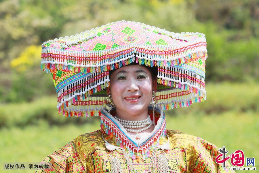 素苗的盛装头饰。中国网图片库 卢维摄