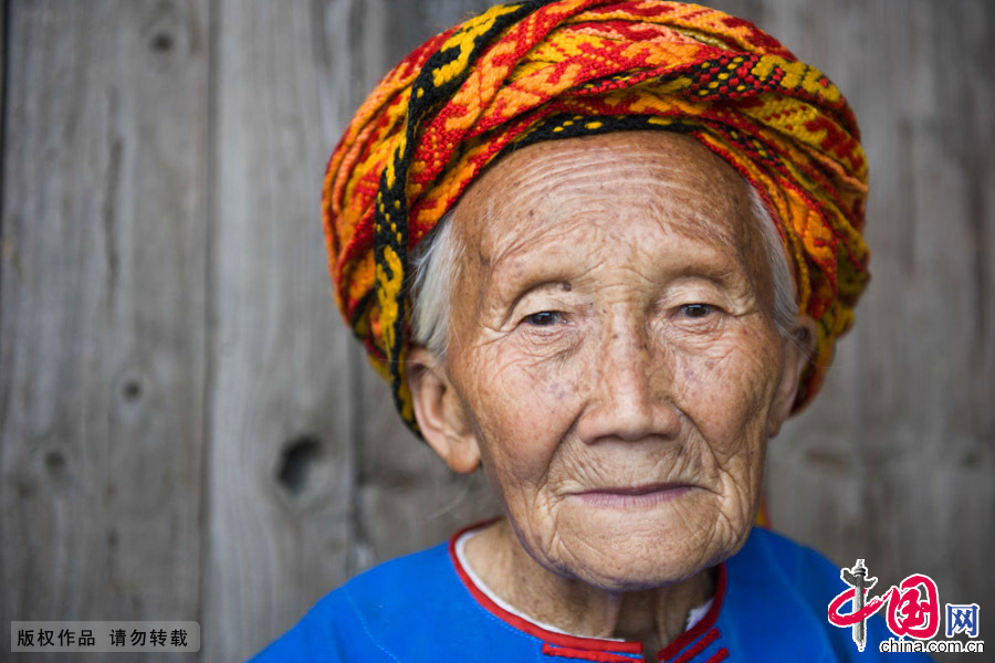 花瑶老年妇女头饰，她们依旧喜欢戴鲜红的头巾。中国网图片库 尹忠摄 