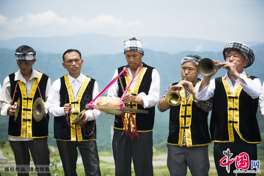 花瑶男子的传统民族服饰也亦多姿多彩。中国网图片库 尹忠摄 