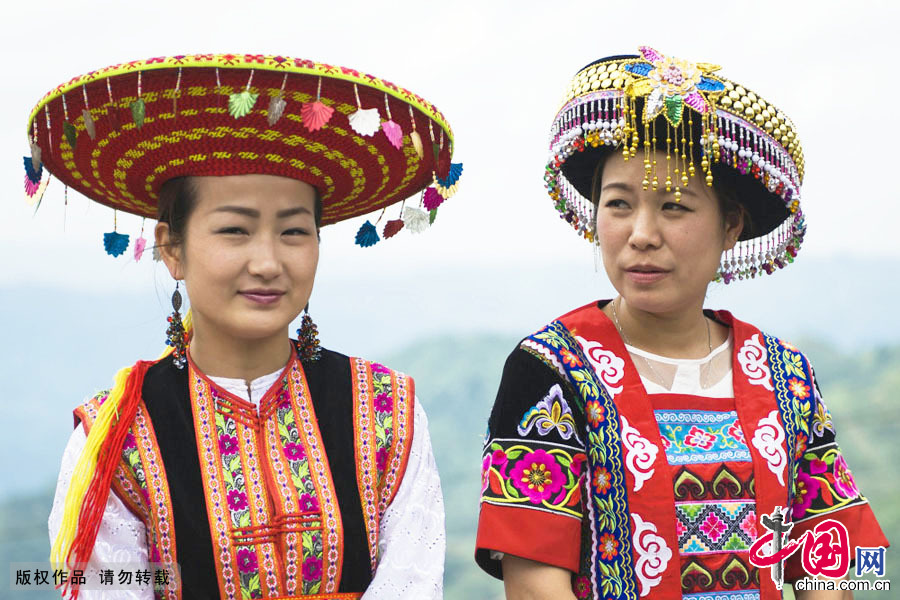 花瑶青年妇女夏天穿白色上衣，红色腰带，袖口也有精美的挑花。中国网图片库 尹忠摄 