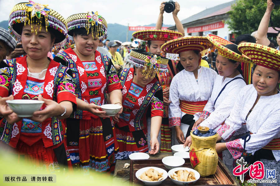 每逢有重要宾客前来，热情好客的花瑶妇女都会身着花瑶传统服饰盛装出席，在寨门前用美酒迎宾。中国网图片库 尹忠摄