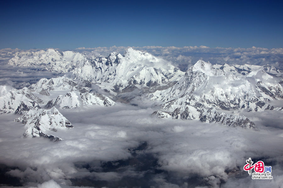 數不盡的雪山從雲端露出山尖