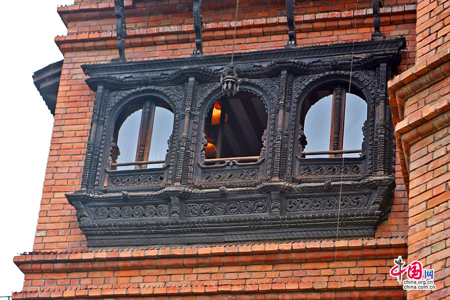 酒店外观仿七十七宫窗与孔雀窗的细节