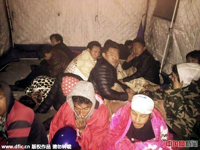 实拍西藏樟木口岸500余滞留旅客平安度过震后第一夜