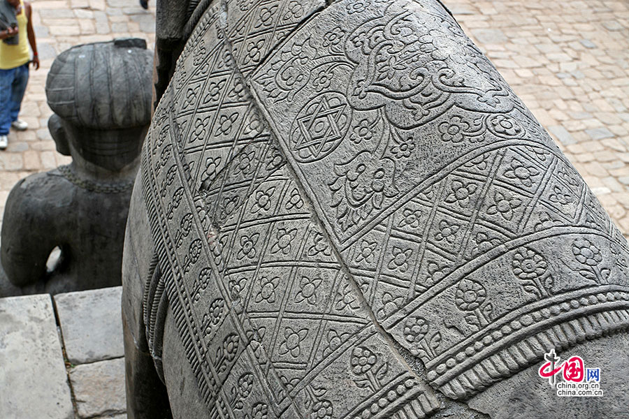 尼亚塔波拉神庙大象石雕背部的花纹细节