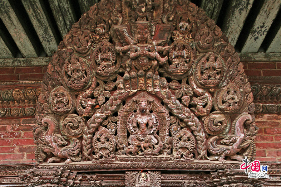 尼亚塔波拉神庙入口门上的半圆形装饰