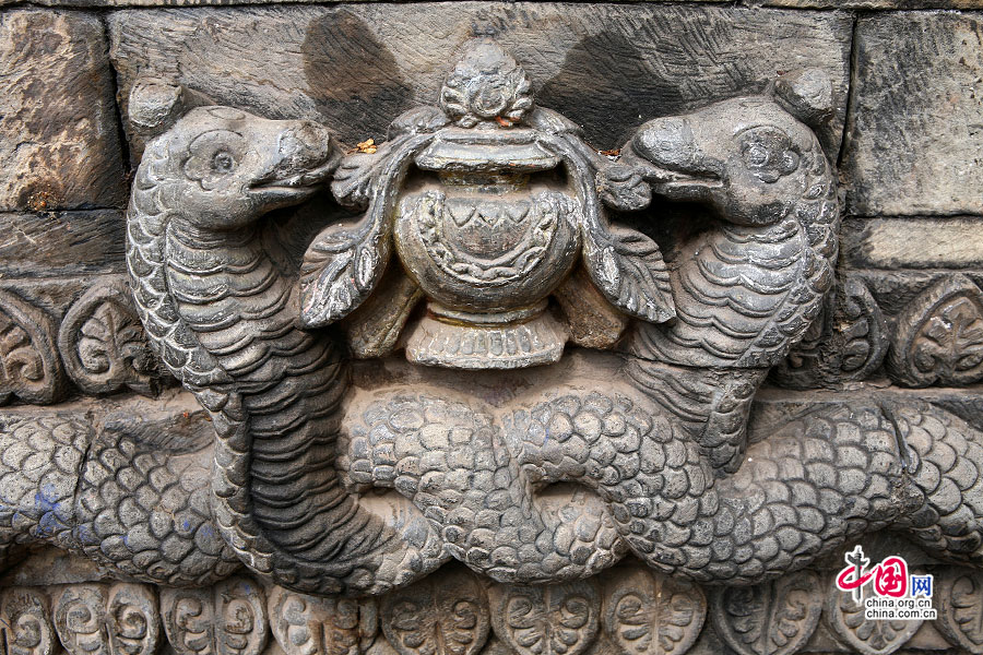 尼亚塔波拉神庙基座上的眼镜蛇浮雕