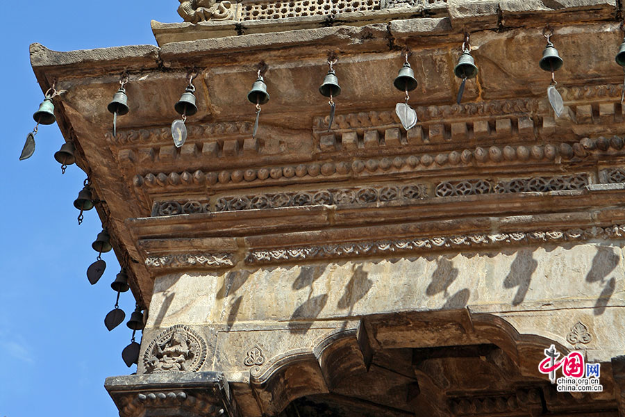 杜加女神庙的檐上挂满了铃铛