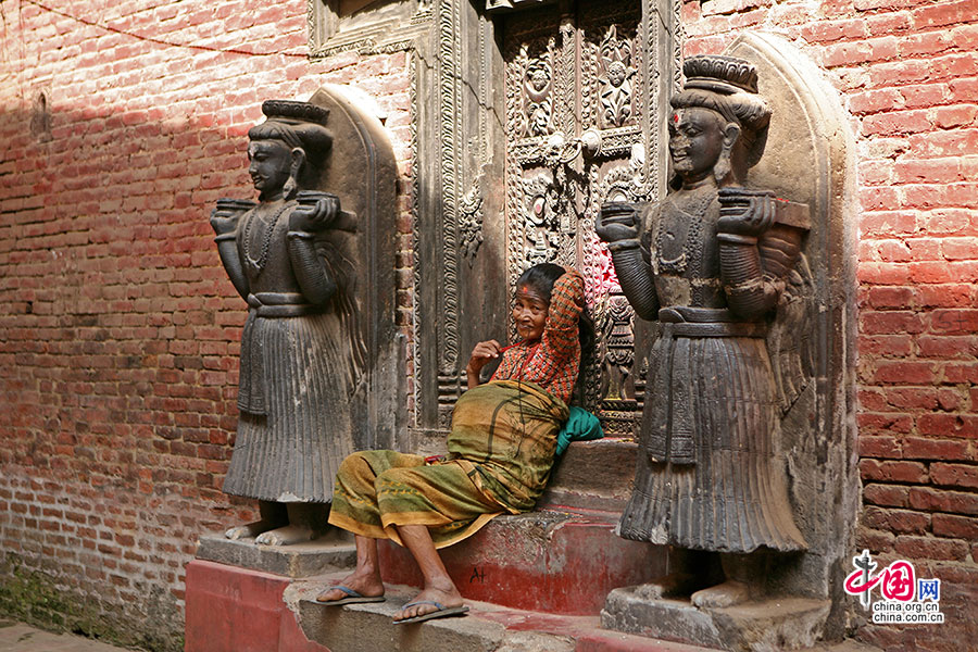 皇宫内的塔莱珠女神庙正门与两侧的神像