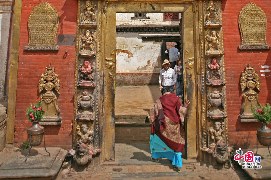 黄金门门框外装饰着印度教的神祇
