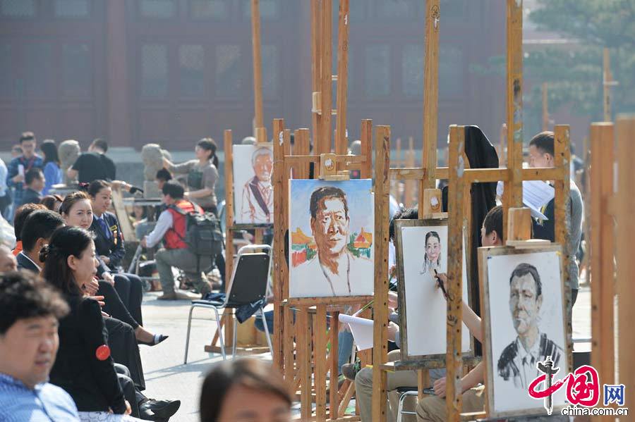 2015年4月26日，北京，來自中央美院的200余名師生、藝術家為100余名勞模代表造像。 圖片來源：CFP