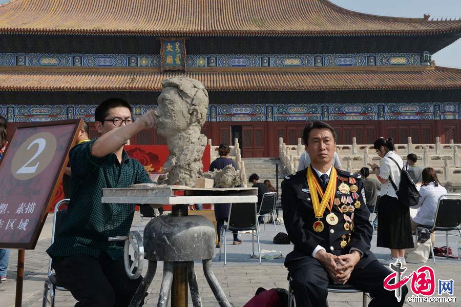 2015年4月26日，北京，來自中央美院的200余名師生、藝術家為100余名勞模代表造像。 圖片來源：CFP