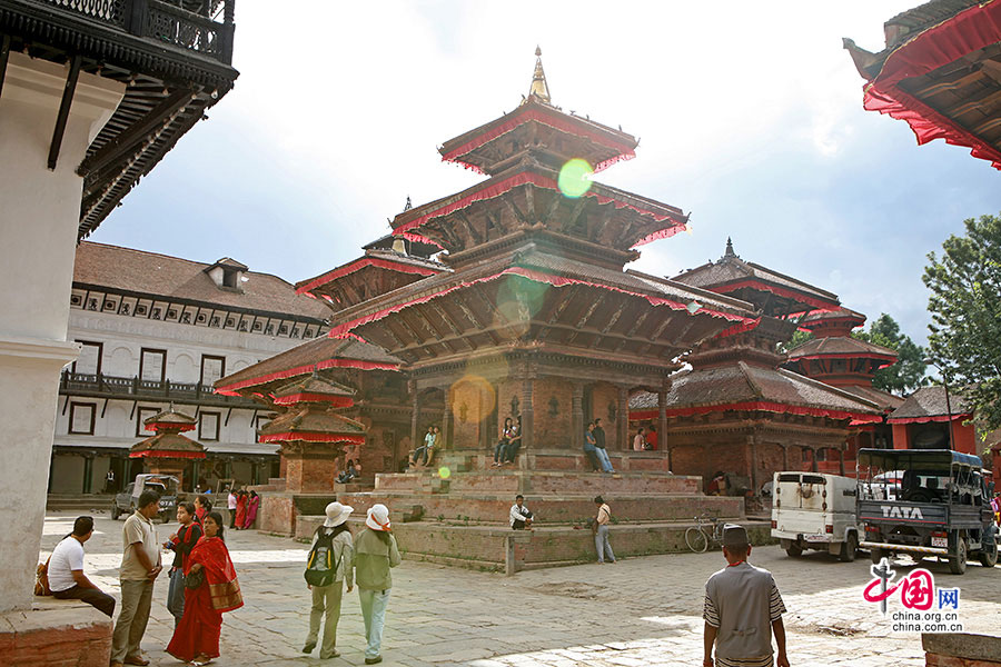 皇宮前廣場上的DEGUTALEJU寺