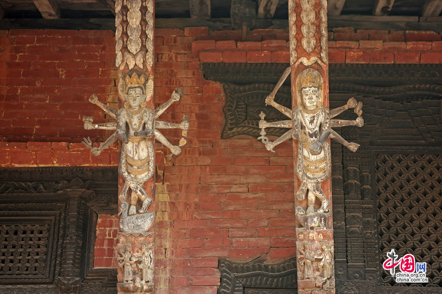 神廟檐下支柱的雕刻