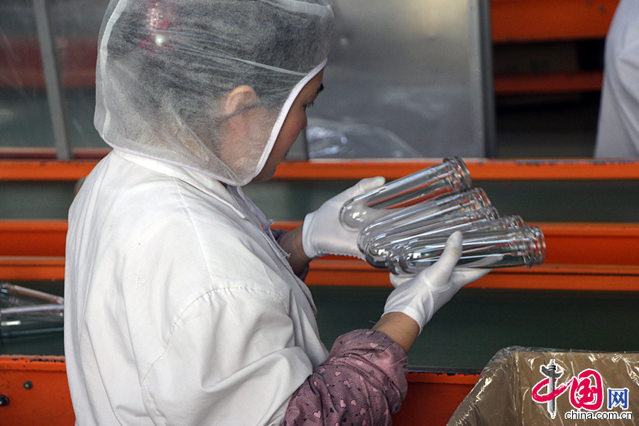 鲁花工作员工正在严格检查每一个吹瓶模具。