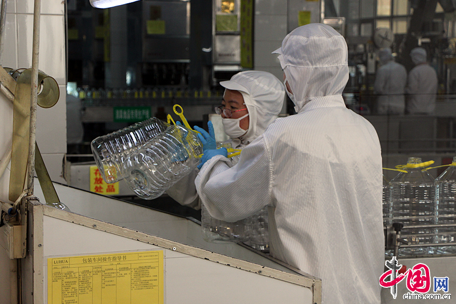 鲁花生产线对每个环节都会进行细致的人工排查，不论灌装压盖、贴标打码的每个细节都需要严格检测。