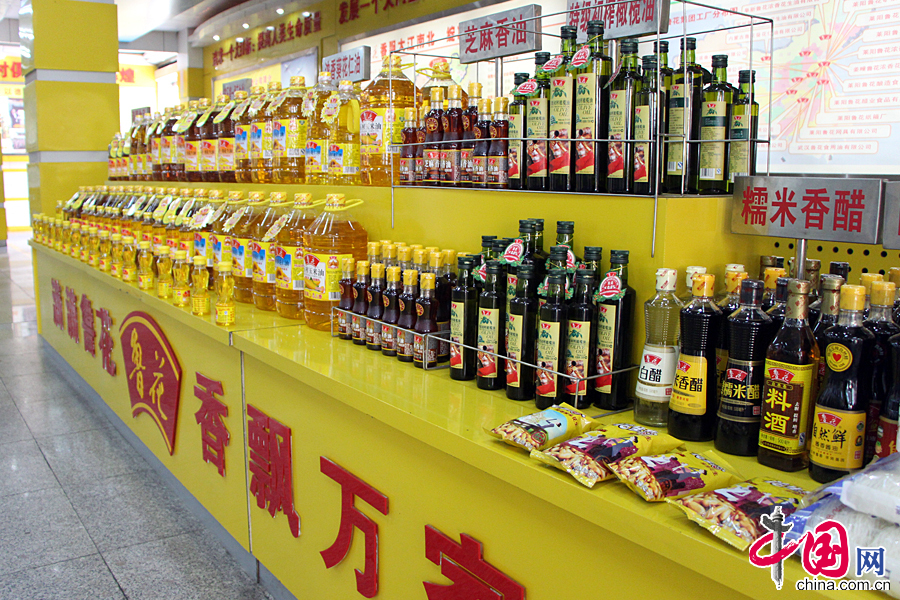 2015年鲁花集团公司对外郑重承诺：今后鲁花品牌旗下所有调和油产品将全面公开配方比。