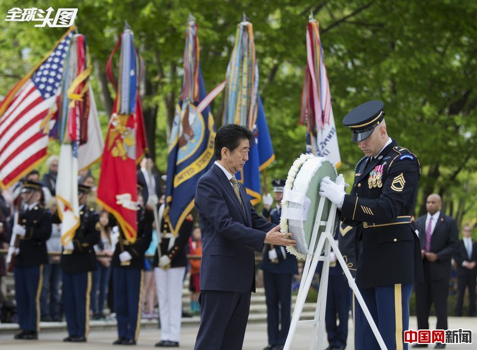 日本首相安倍向阿灵顿国家公墓献花.(sipa usa/东方ic)